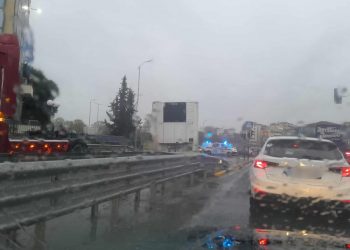Νταλίκα «έχασε» εν κινήσει το πίσω μέρος των τροχών στη μέση του δρόμου – Κυκλοφοριακό «έμφραγμα» στο σημείο – Δείτε φωτογραφίες