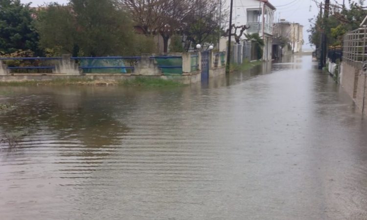Στο ίδιο έργο θεατές στα παράλια – “Βενετία” έγιναν τα Μεσάγκαλα μετά την βροχόπτωση (φωτο)