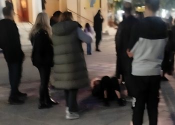 Μια γυναίκα έπεσε …θύμα μπάλας παιδιών που έπαιζαν και σωριάστηκε τραυματισμένη – Αναστάτωση στο σημείο (φωτο)