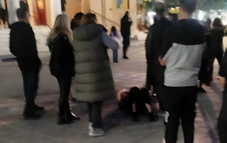 Μια γυναίκα έπεσε …θύμα μπάλας παιδιών που έπαιζαν και σωριάστηκε τραυματισμένη – Αναστάτωση στο σημείο (φωτο)