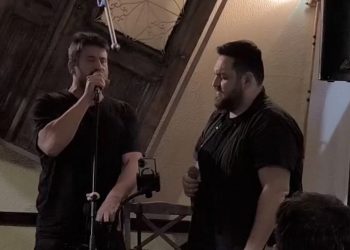 Ο Αλέξης Γεωργούλης τραγουδάει σε γνωστή ταβέρνα της Θεσσαλίας και ξεσηκώνει τα πλήθη… (φωτο – βίντεο)