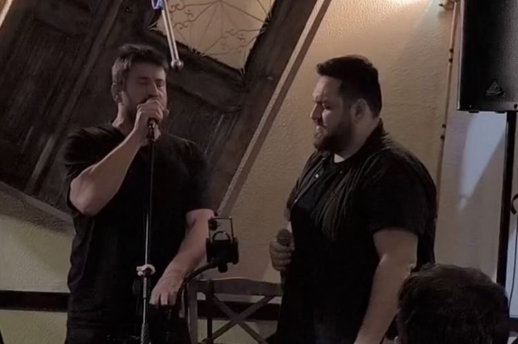 Ο Αλέξης Γεωργούλης τραγουδάει σε γνωστή ταβέρνα της Θεσσαλίας και ξεσηκώνει τα πλήθη… (φωτο – βίντεο)