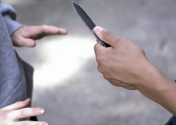 Τρόμος για κορίτσια: Άγριο επεισόδιο με 13χρονα αγόρια που έβγαλαν μαχαίρι και τα απείλησαν