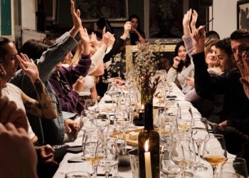 Δύο Θεσσαλές έκαναν… μόδα την οινογνωσία σε γκαλερί της Αθήνας – Το project που «παντρεύει» το κρασί με την τέχνη (φώτο)