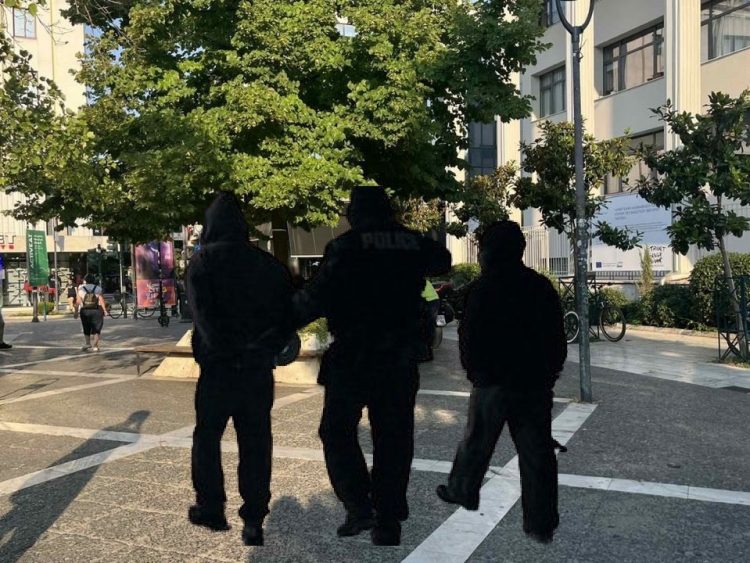 Επειδή λιμπίστηκαν τη ζακέτα του, τρεις νταήδες γρονθοκόπησαν 15χρονο για να του την κλέψουν
