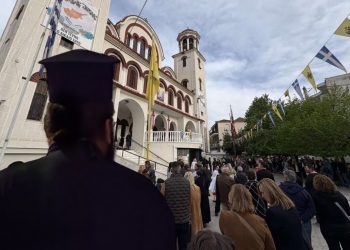 Ιερέας τα… έψαλλε σε Θεσσαλό (κυβερνητικό) βουλευτή μέσα σε Εκκλησία την ώρα της λειτουργίας! – «Είναι βλασφημία να πουλάνε πίστη»