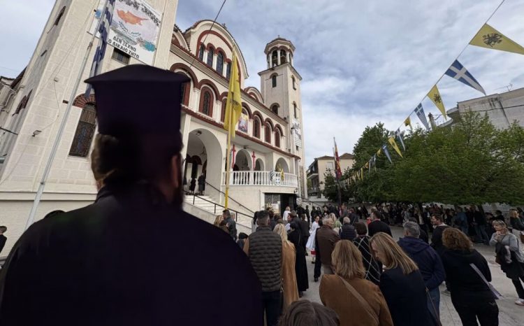 Ιερέας τα… έψαλλε σε Θεσσαλό (κυβερνητικό) βουλευτή μέσα σε Εκκλησία την ώρα της λειτουργίας! – «Είναι βλασφημία να πουλάνε πίστη»