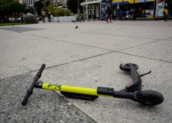 Σύγκρουση αυτοκινήτου με πατίνι – Στο νοσοκομείο ένας άνδρας