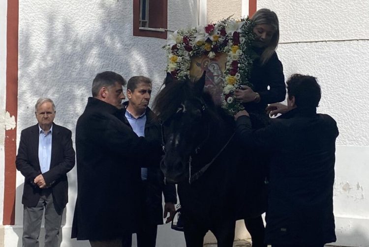 Λάρισα: Οι καβαλάρηδες εντυπωσίασαν σήμερα στους Γόννους, στην γιορτή του πολιούχου τους, Αγίου Γεωργίου (φωτο – βίντεο)