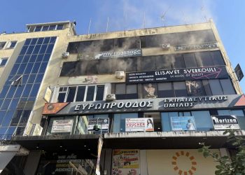 Συναγερμός στο κέντρο της Λάρισας: Φωτιά σε επιχείρηση σε πολυκατοικία – Έκλεισε η οδός Κύπρου (φωτό – βίντεο)