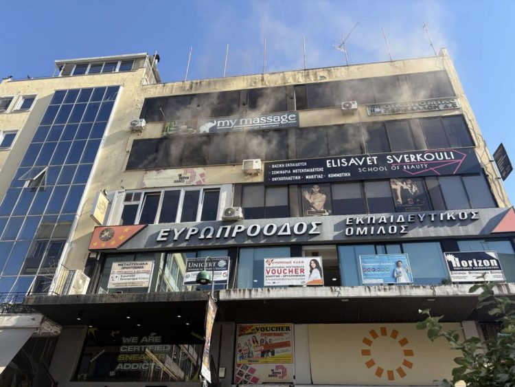 Συναγερμός στο κέντρο της Λάρισας: Φωτιά σε επιχείρηση σε πολυκατοικία – Έκλεισε η οδός Κύπρου (φωτό – βίντεο)