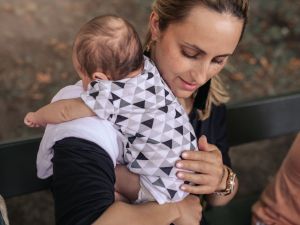 Πώς να βοηθήσετε το μωρό σας να ρευτεί μετά το τάισμα