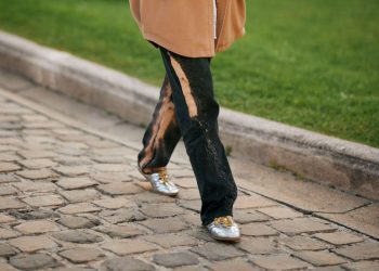 Οδηγός αγοράς με 10 ασημένια sneakers: Πρόσθεσε το πιο glam-casual παπούτσι για εντυπωσιακά looks