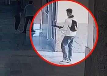 Τουρκία: Η στιγμή που ο 19χρονος εισβάλλει στο σχολείο και ανοίγει πυρ προτού αυτοκτονήσει
