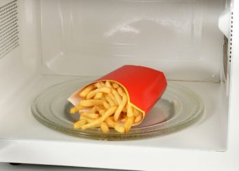 Υγιεινές τηγανητές πατάτες χωρίς air fryer: Τι έδειξαν έρευνες για μικροκύματα + τηγάνισμα