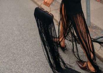 Obsession με τα κρόσσια: Το trend που δεν λέει να φύγει & πώς να το εντάξεις στα looks σου