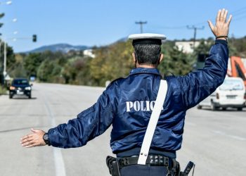 Τον σταμάτησαν για έλεγχο, έβγαλε το κινητό και βιντεοσκοπούσε τους τροχονόμους!