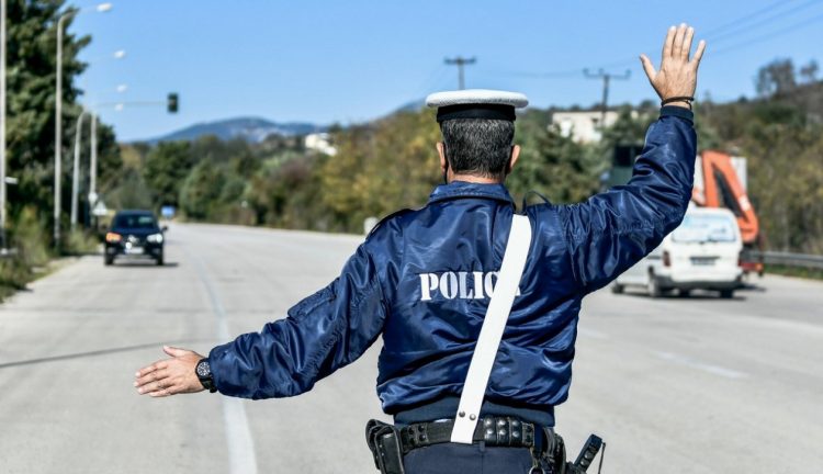 Τον σταμάτησαν για έλεγχο, έβγαλε το κινητό και βιντεοσκοπούσε τους τροχονόμους!