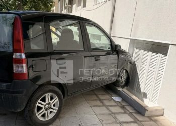 Αυτοκίνητο έπεσε πάνω σε τοίχο πολυκατοικίας – Παραλίγο να μπει σε υπόγειο διαμέρισμα (ΦΩΤΟ)