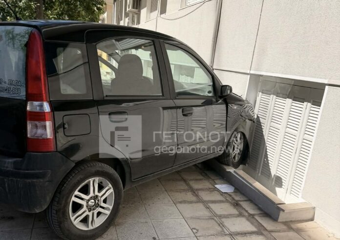 Αυτοκίνητο έπεσε πάνω σε τοίχο πολυκατοικίας – Παραλίγο να μπει σε υπόγειο διαμέρισμα (ΦΩΤΟ)