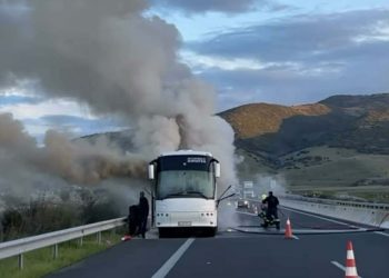 Καπνός στη μηχανή λεωφορείου που ερχόταν από Πάτρα για Καρδίτσα – Όλοι οι επιβάτες είναι καλά στην υγεία τους (+Φωτο)