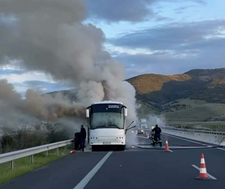 Καπνός στη μηχανή λεωφορείου που ερχόταν από Πάτρα για Καρδίτσα – Όλοι οι επιβάτες είναι καλά στην υγεία τους (+Φωτο)
