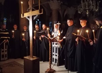 «Σήμερον κρεμάται επί ξύλου…»: Πλήθος Τρικαλινών και επισκεπτών στους Ιερούς Ναούς της πόλης για την Ακολουθία των Αγίων Παθών (φωτό – βίντεο)