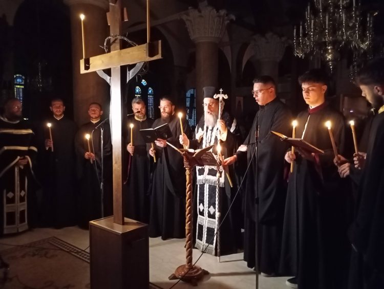 «Σήμερον κρεμάται επί ξύλου…»: Πλήθος Τρικαλινών και επισκεπτών στους Ιερούς Ναούς της πόλης για την Ακολουθία των Αγίων Παθών (φωτό – βίντεο)