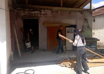 Φήκη Τρικάλων: Ο Ρουβίκωνας έμπρακτα στο πλευρό πυρόπληκτης οικογένειας – Δεύτερο κάλεσμα στήριξης (ΦΩΤΟ)