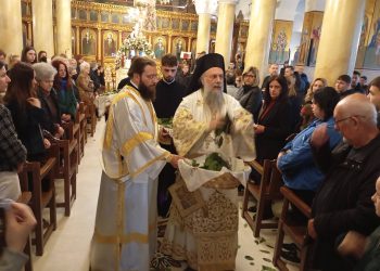 Έγινε η Πρώτη Ανάσταση στα Τρίκαλα – Ο Μητροπολίτης Χρυσόστομος έρανε με βάγια τους πιστούς (ΦΩΤΟ – ΒΙΝΤΕΟ)
