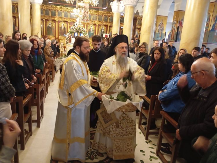 Έγινε η Πρώτη Ανάσταση στα Τρίκαλα – Ο Μητροπολίτης Χρυσόστομος έρανε με βάγια τους πιστούς (ΦΩΤΟ – ΒΙΝΤΕΟ)