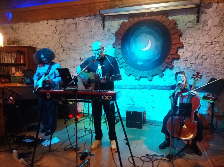 Σουίτα art cafe: Ένα απολαυστικό live με τον ανατρεπτικό Ορέστη Ντάντο (ΦΩΤΟ)