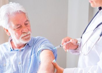 Μπορεί ένα ισχυρότερο εμβόλιο γρίπης να γίνει ασπίδα και για τη νόσο Αλτσχάιμερ;