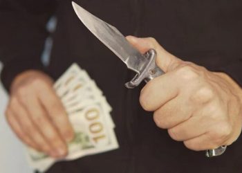 Ανήλικος κουκουλοφόρος, με άγνωστους συνεργούς, τραυμάτισε με μαχαίρι και λήστεψαν μαζί περιπτερά