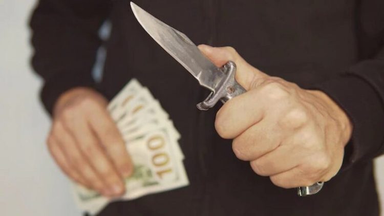 Ανήλικος κουκουλοφόρος, με άγνωστους συνεργούς, τραυμάτισε με μαχαίρι και λήστεψαν μαζί περιπτερά