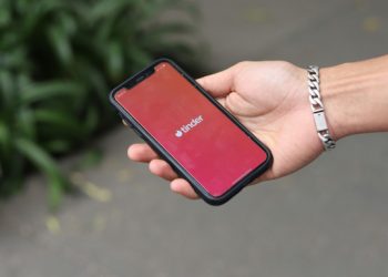 Το Tinder λανσάρει λειτουργία AI που σαρώνει τις φωτογραφίες για να βρει κατάλληλο ταίρι