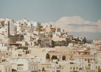 Γιατί η Σύρος δεν είναι μόνο καλοκαιρινός προορισμός