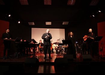 Κατάμεστο το Πολιτιστικό Κέντρο Καλαμπάκας σε μια βραδιά βαθιάς κατάνυξης και συγκίνησης με Γλυκερία και Βασιλόπουλο (ΦΩΤΟ)