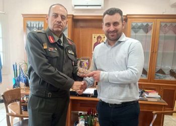 Κύριε Ταξίαρχε, ό,τι χρειαστείτε είμαι στη διάθεσή σας