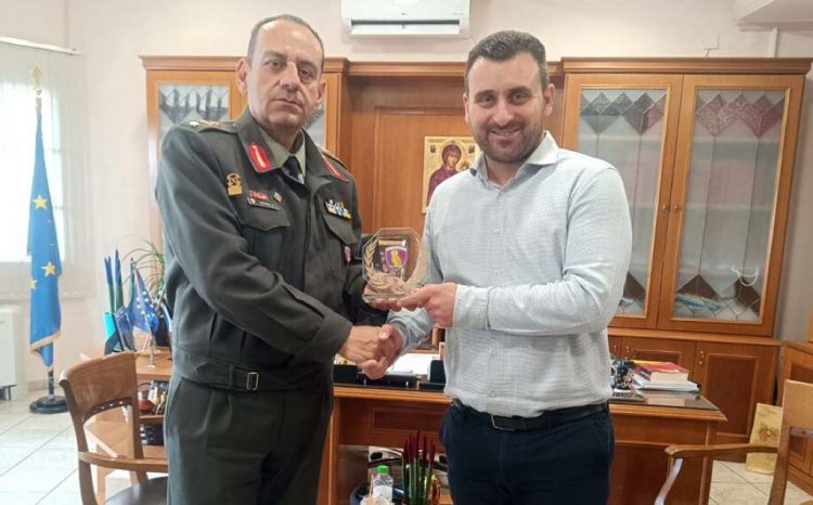 Κύριε Ταξίαρχε, ό,τι χρειαστείτε είμαι στη διάθεσή σας