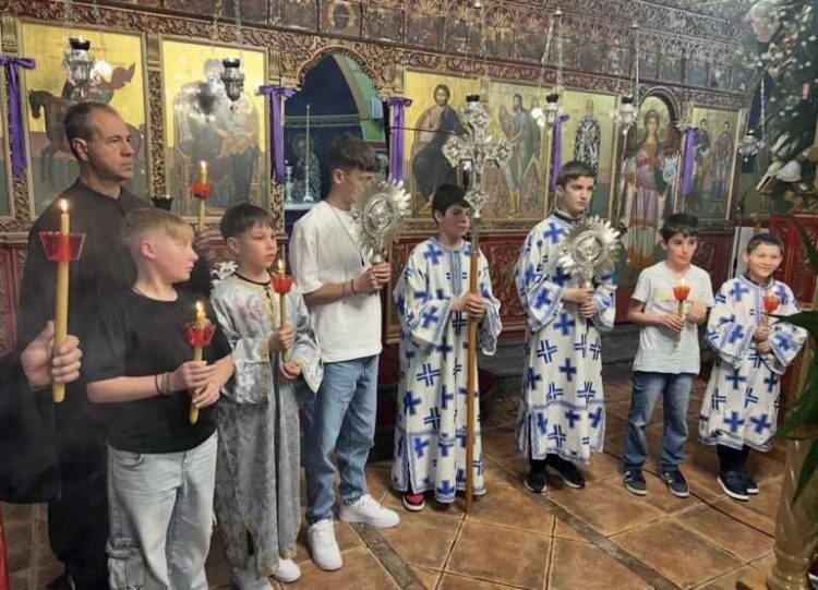 Μεγάλη Παρασκευή στην Κρήνη Τρικάλων – Συγκίνηση και κατάνυξη στην περιφορά του Επιταφίου (ΦΩΤΟ – ΒΙΝΤΕΟ)