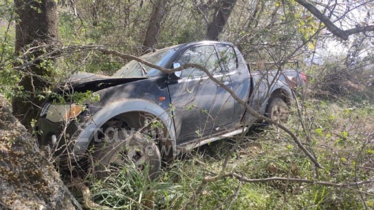 Αγροτικό εκτός δρόμου στη Θεόπετρα – Προσέκρουσε σε δέντρο (ΦΩΤΟ)