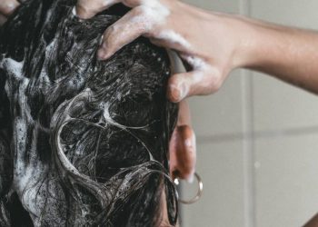 Μεγάλη Παρασκευή: Γιατί «απαγορεύεται» να λουστούμε σήμερα – Τι αναφέρει το έθιμο