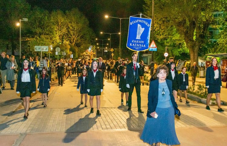 Η ΦΙΛΑΡΜΟΝΙΚΗ ΤΟΥ «ΩΔΕΙΟΥ ΤΡΙΚΑΛΩΝ Α. ΚΑΣΙΩΛΑ» ΣΗΜΕΡΑ Μ. ΠΑΡΑΣΚΕΥΗ ΣΤΑ ΤΡΙΚΑΛΑ- Συνοδεύοντας την περιφορά του Επιταφίου του Ι. Π. Ν. Αγ. Βησσαρίωνος