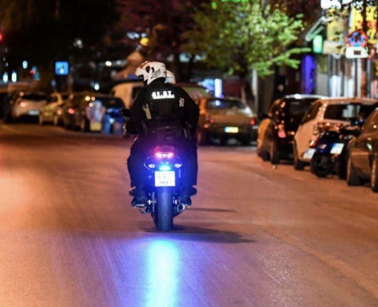 Τρίκαλα: Ανήλικος με κάνναβη σε μεταμεσονύχτιο έλεγχο – Χειροπέδες και στη μητέρα