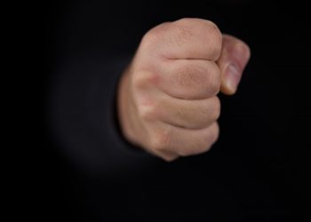 Χτύπησε τη μάνα του με κατσαρόλα στο κεφάλι – Είχε χτυπήσει και την σύντροφό του με μπάρα γυμναστικής!