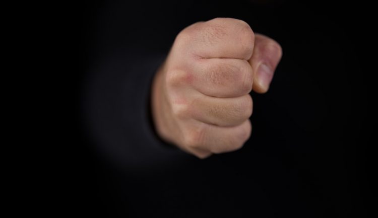 Χτύπησε τη μάνα του με κατσαρόλα στο κεφάλι – Είχε χτυπήσει και την σύντροφό του με μπάρα γυμναστικής!