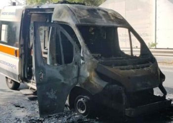Στις φλόγες τυλίχτηκε ασθενοφόρο που παρουσίασε βλάβη | Φωτιά – εφιάλτης την ώρα διακομιδής 12χρονου