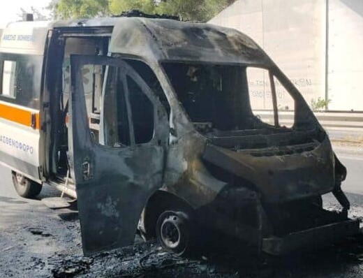 Στις φλόγες τυλίχτηκε ασθενοφόρο που παρουσίασε βλάβη | Φωτιά – εφιάλτης την ώρα διακομιδής 12χρονου