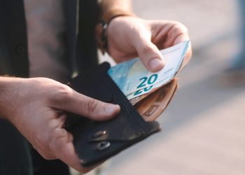 Επίδομα ανεργίας: Πώς αλλάζει ο τρόπος υπολογισμού του, η σύνδεση με τον μισθό και τα ένσημα